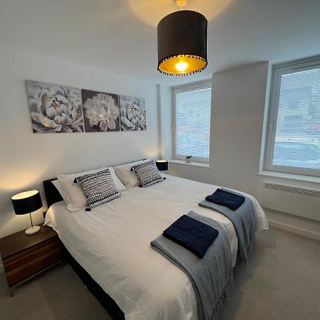 Modern 2 Bedroom Apt Sleeps 6 - Near Gloucester Buitenkant foto
