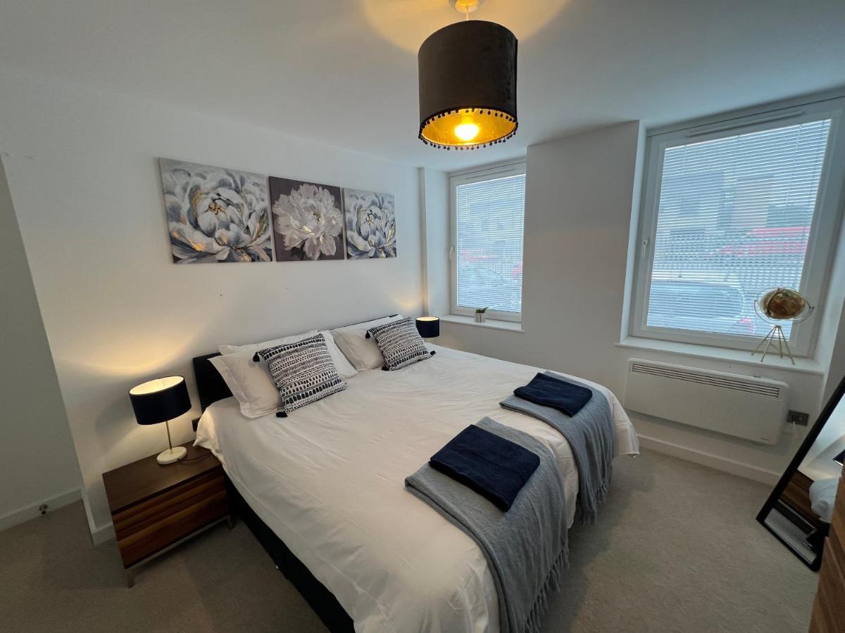 Modern 2 Bedroom Apt Sleeps 6 - Near Gloucester Buitenkant foto