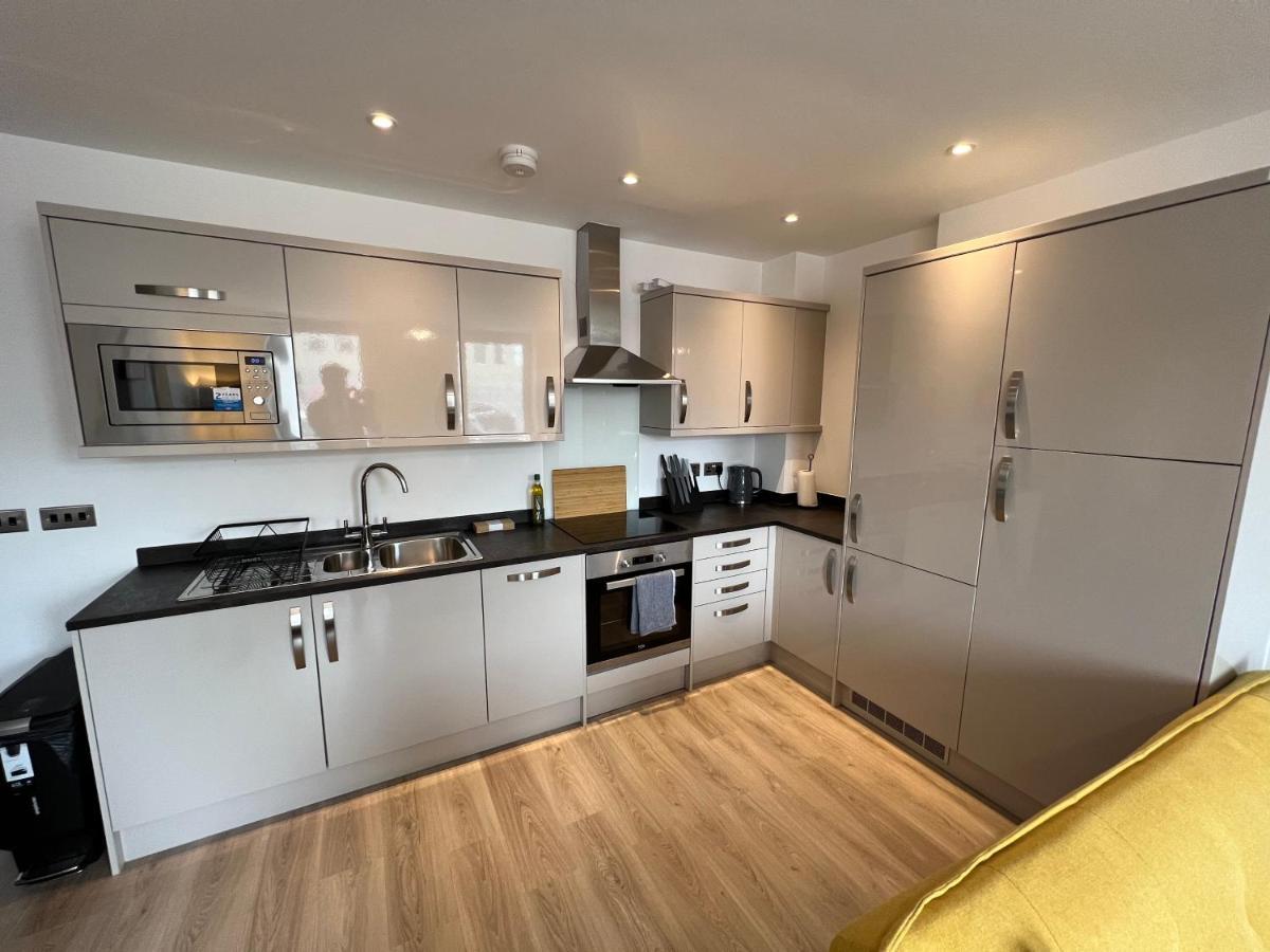 Modern 2 Bedroom Apt Sleeps 6 - Near Gloucester Buitenkant foto