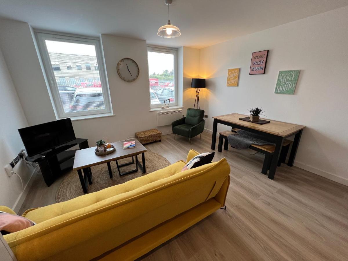 Modern 2 Bedroom Apt Sleeps 6 - Near Gloucester Buitenkant foto