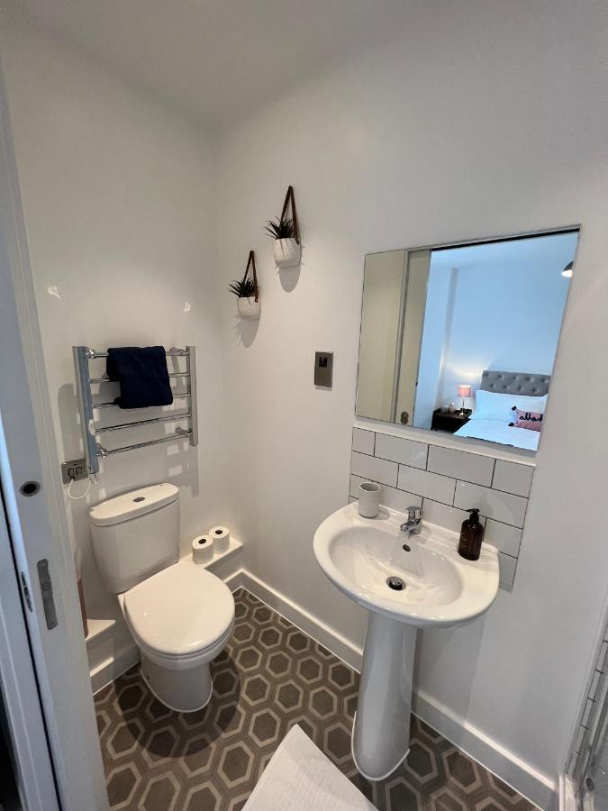 Modern 2 Bedroom Apt Sleeps 6 - Near Gloucester Buitenkant foto