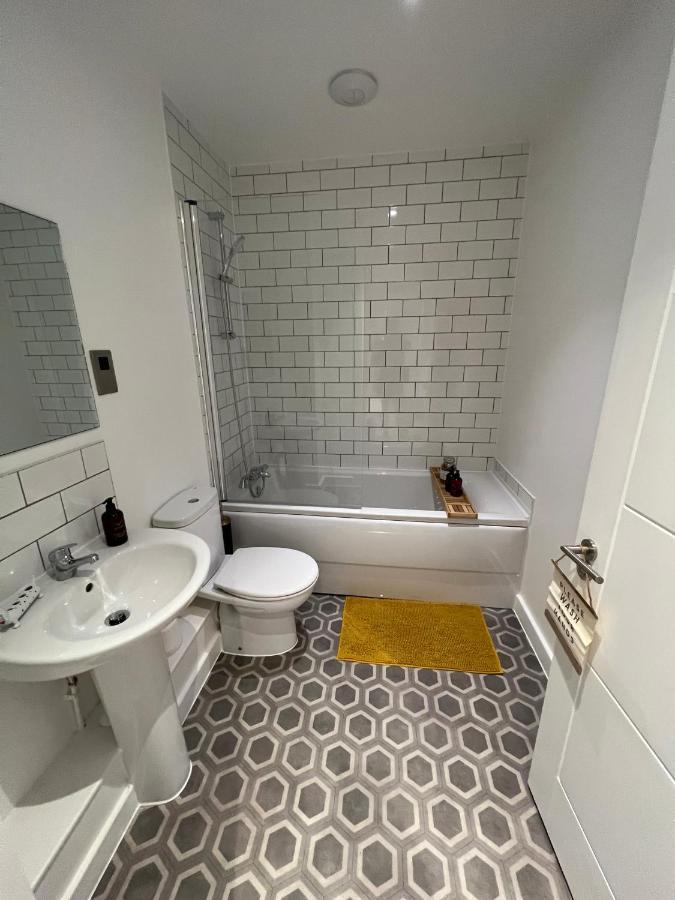 Modern 2 Bedroom Apt Sleeps 6 - Near Gloucester Buitenkant foto