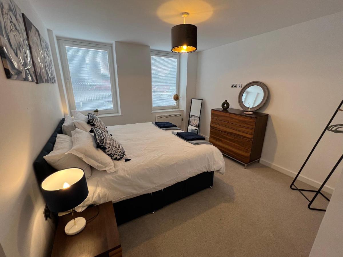 Modern 2 Bedroom Apt Sleeps 6 - Near Gloucester Buitenkant foto