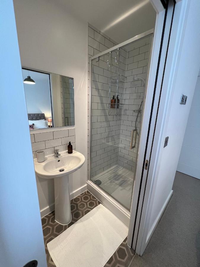 Modern 2 Bedroom Apt Sleeps 6 - Near Gloucester Buitenkant foto